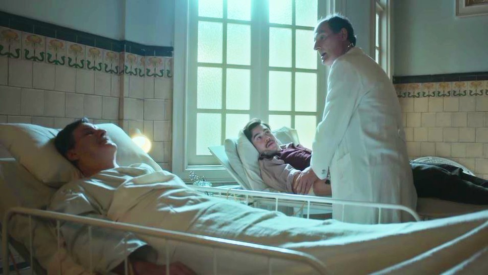 Alfredo (Nicolas Prattes) e Júlio (Antonio Calloni) se preparam para a transfusão de sangue — Foto: Globo