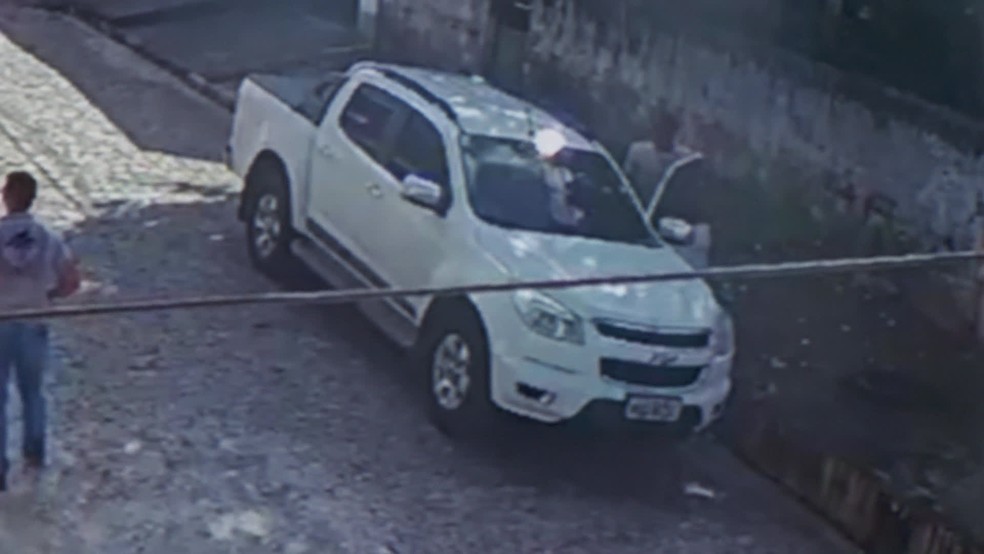 Homens armados roubaram carro em Abreu e Lima, no Grande Recife â€” Foto: ReproduÃ§Ã£o/WhatsApp