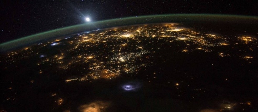 Iluminação excessiva vista da estratosfera. — Foto: Google (SCOTT KELLY / Nasa)
