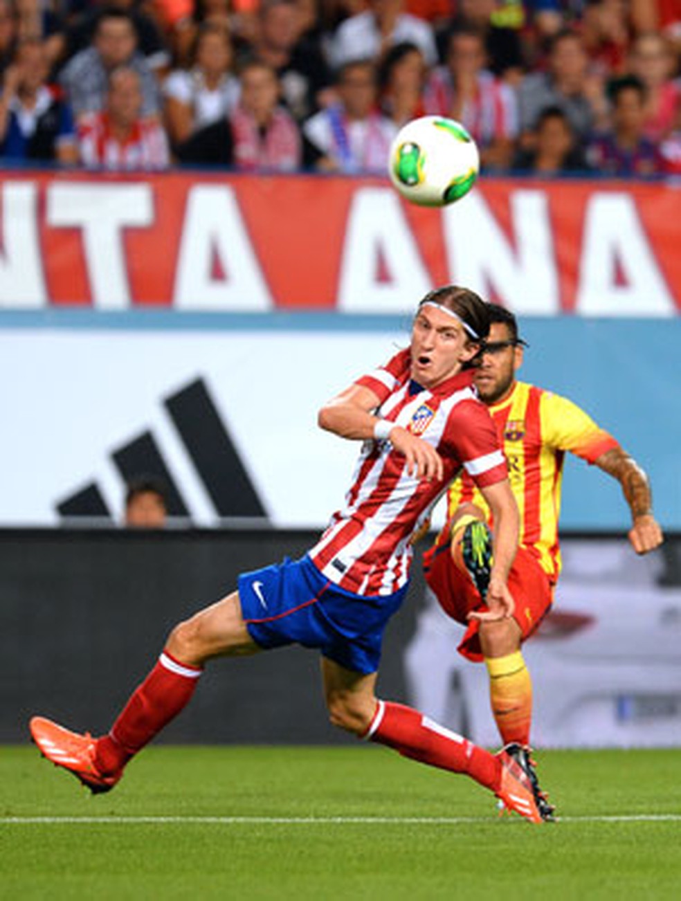 Daniel Alves e Filipe Luis em duelo entre Barcelona e Atlético de Madri — Foto: Agência AFP