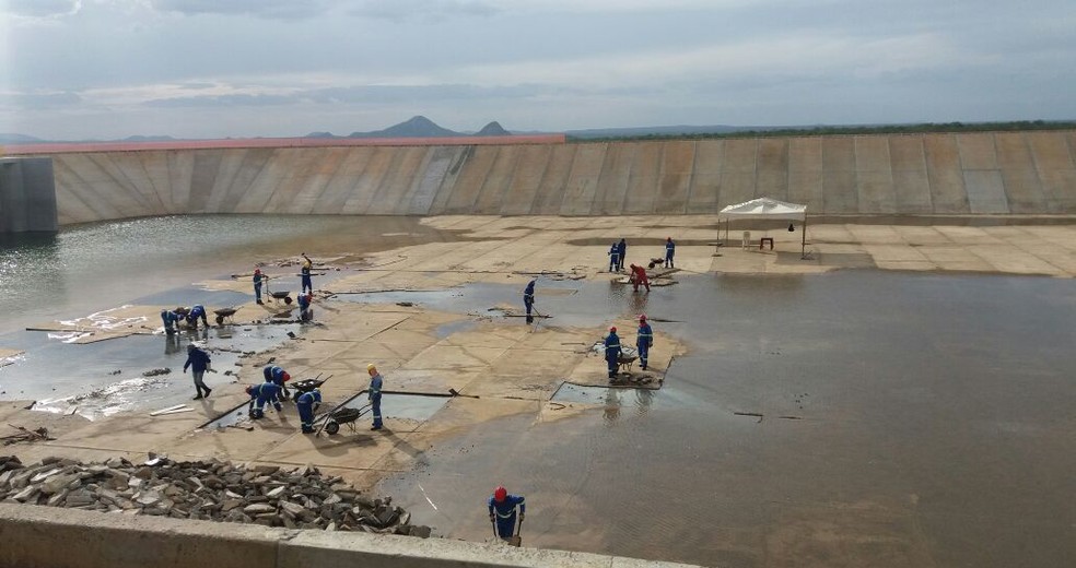 Estrutura das placas de concreto rompe em uma das estações de bombeamento da Transposição Rio São Francisco  (Foto: João dos Santos)