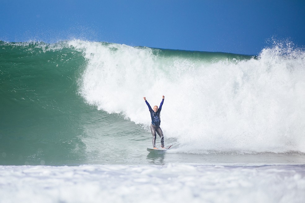 Tati Weston-Webb comemora no mar de J-Bay — Foto: Alan Van Gysen/World Surf League
