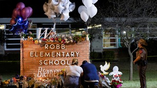 Comunidade local improvisou memorial na entrada da Robb Elementary School, onde um atirador de 18 anos matou mais de 20 pessoas e deixou vários feridos, em Uvalde, Texas, EUA — Foto: Nuri Vallbona / Reuters