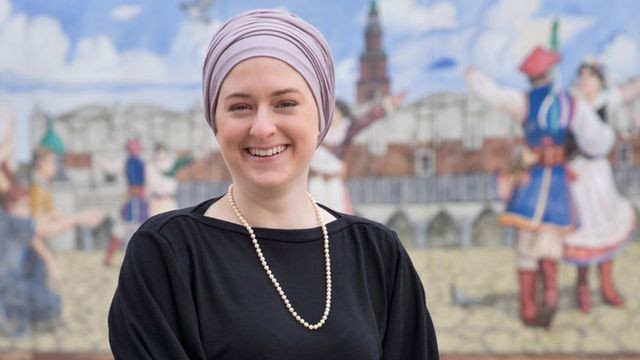 Amanda Jaczkowski diz que a convivência entre os moradores ajuda a superar as diferenças culturais (Foto: Arquivo pessoal via BBC News)