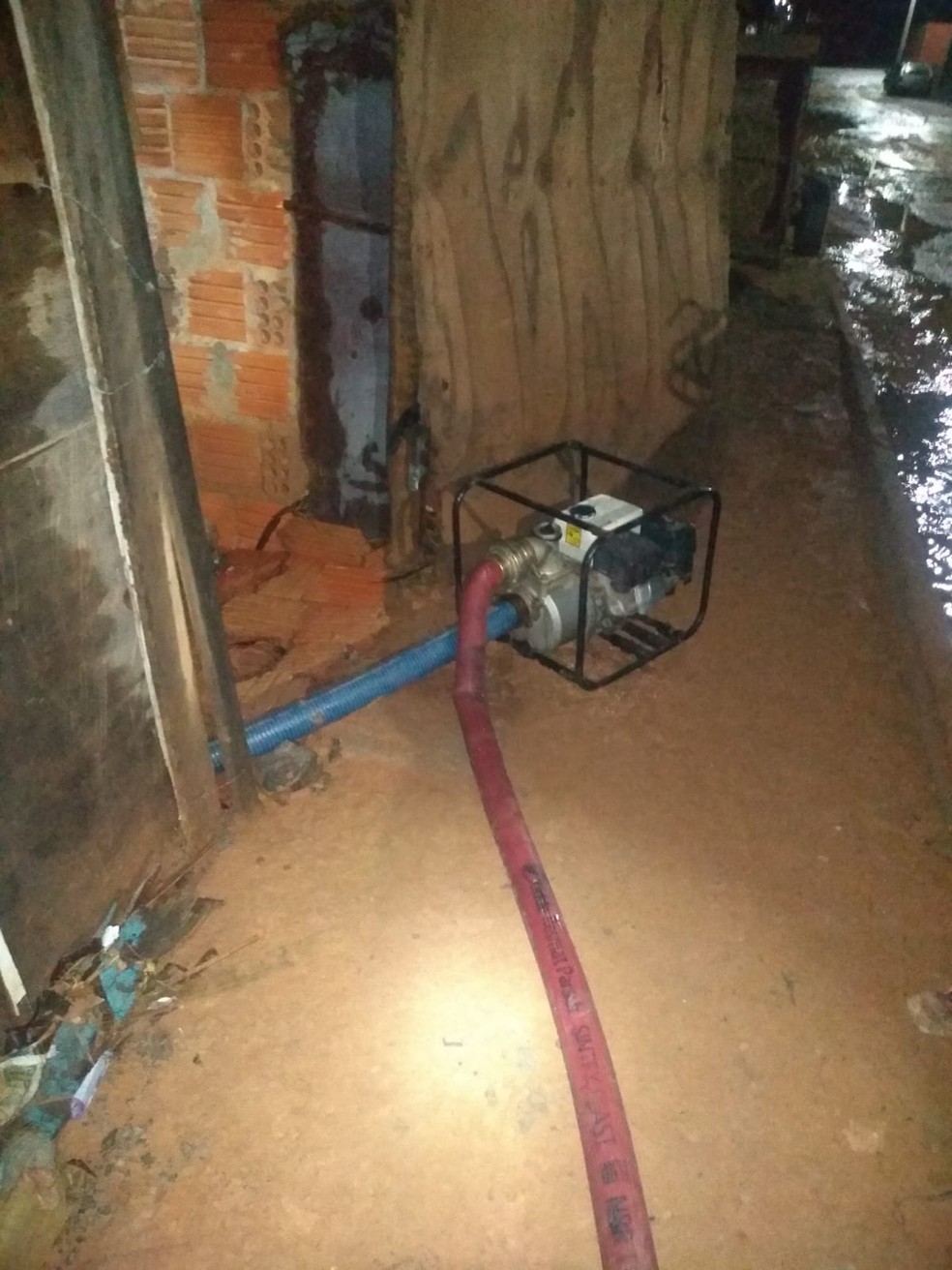 Bombeiros usaram bomba de sucção para retirar água das casas — Foto: Corpo de Bombeiros/ Divulgação