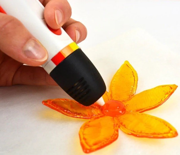 Caneta de impressão 3D permite desenhar doces comestíveis (Foto: Divulgação/Polaroid)