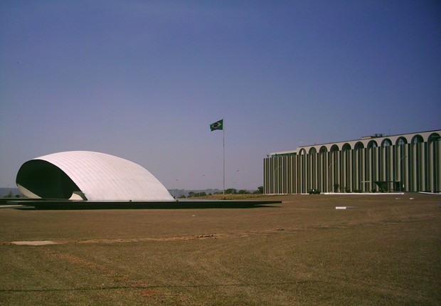 Quartel General do Exército Brasileiro, em Brasília - Obra de Oscar Niemeyer (Foto: Alex Pereira/Wikimedia Commons)