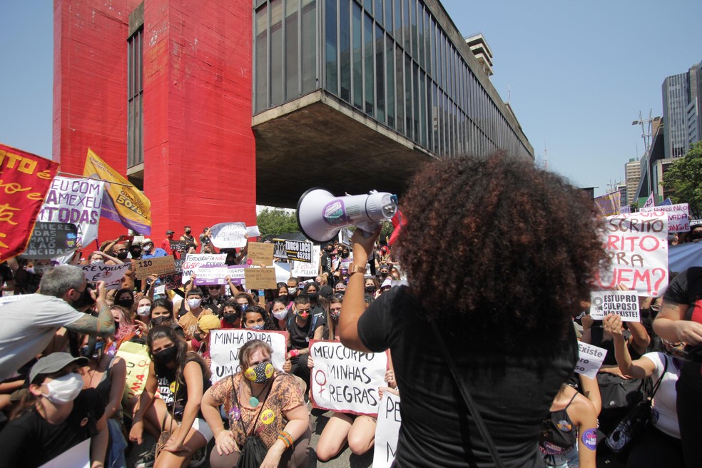 Manifestantes protestam contra violência sexual na Avenida Paulista — Foto: Estadão Conteúdo