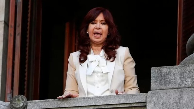 A vice-presidente argentina Cristina Kirchner cumprimentou apoiadores reunidos do lado de fora do Congresso Nacional nesta terça-feira (23/8) (Foto: REUTERS via BBC)