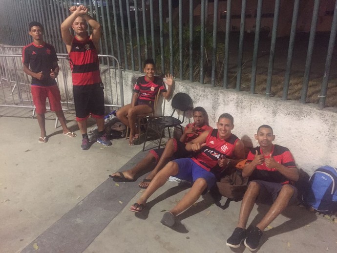 Fla x San Lorenzo: torcida acampa já para aguardar abertura de bilheterias