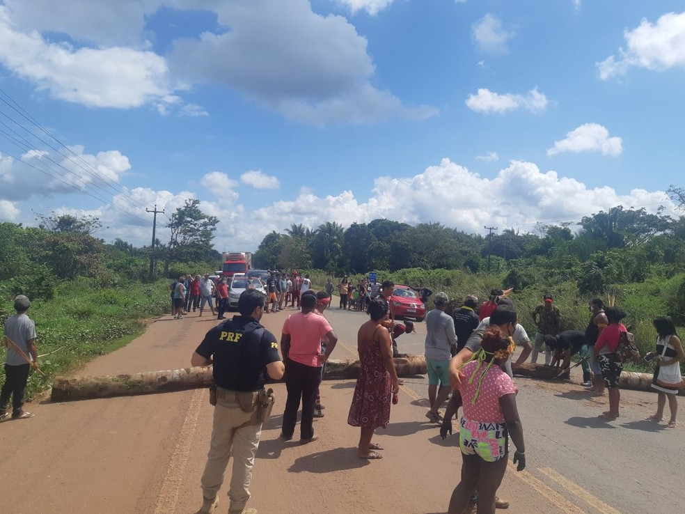 Protesto de indígenas interdita trecho da BR-316 em Santa Inês, no Maranhão — Foto: Divulgação/PRF