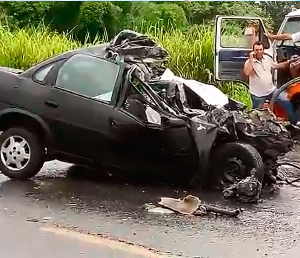 Carro de passeio ficou com a frente destruída e motorista morreu (Foto: Reprodução/TV Santa Cruz)