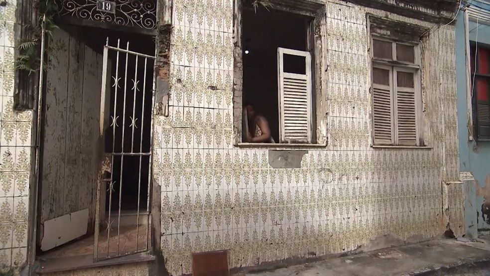 Suspeito quebrou janela da casa vítima na madrugada desta sexta-feira (13) — Foto: Reprodução/TV Bahia