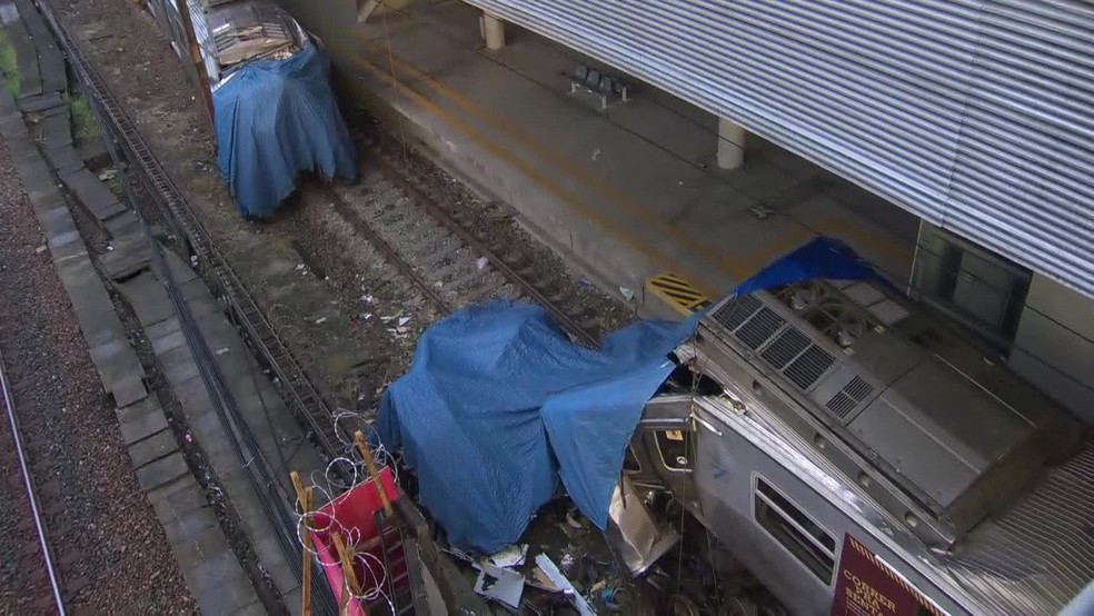 Trens estão cobertos com lona na estação São Cristóvão da Supervia — Foto: Reprodução/ TV Globo