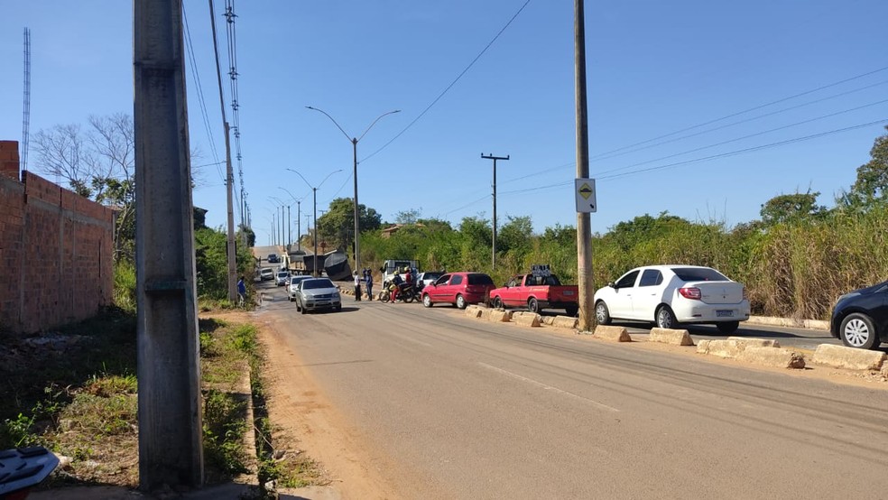 Caminhão fica preso em buraco, interdita avenida e bairros da Zona Sul de Teresina ficam sem água para reparo — Foto: Ângela Bispo/TV Clube
