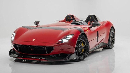 Ferrari Monza SP2 preparada pela Mansory tem bancos de cores diferentes e 840 cv
