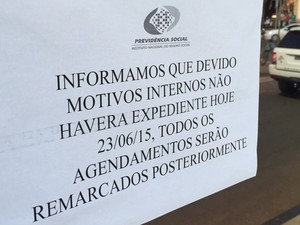 Cartaz na porta de agência do INSS diz que fechamento ocorre &#39;por motivos internos&#39; (Foto: Reprodução/TV Anhanguera)