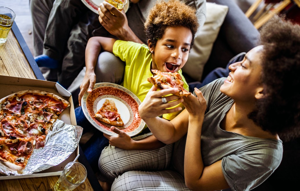 Família comendo pizza  (Foto: Getty Images)