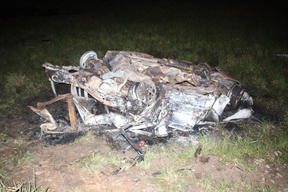 Carro atingido pelo causador do acidente capotou, saiu da pista e incendiou, matando três pessoas da mesma família — Foto: Polícia Científica