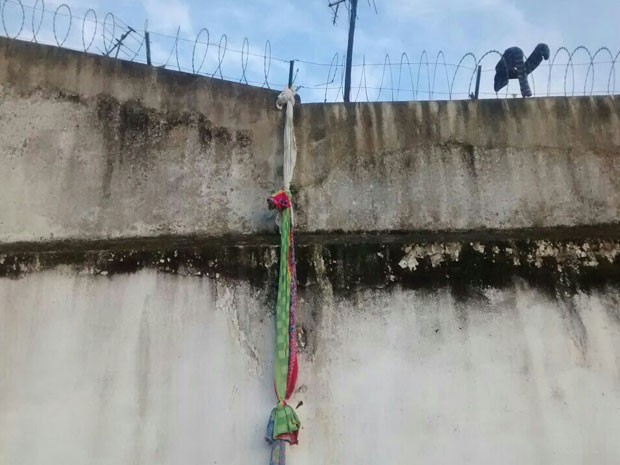 Presos usaram 'teresa' e passaram por cercas de arame farpado (Foto: PM/Divulgação)