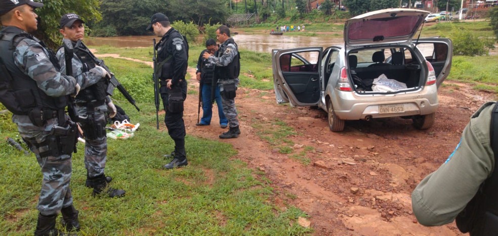 Polícia localizou veículos utilizados na ação criminosa — Foto: Divulgação/PM Castelo do Piauí