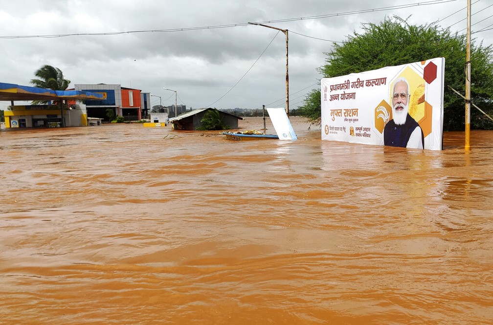 Outdoor com a imagem de Narendra Modi parcialmente submersa nas águas da enchente em Kolhapur, no oeste do estado de Maharashtra, Índia, sábado, 24 de julho de 2021. — Foto: AP