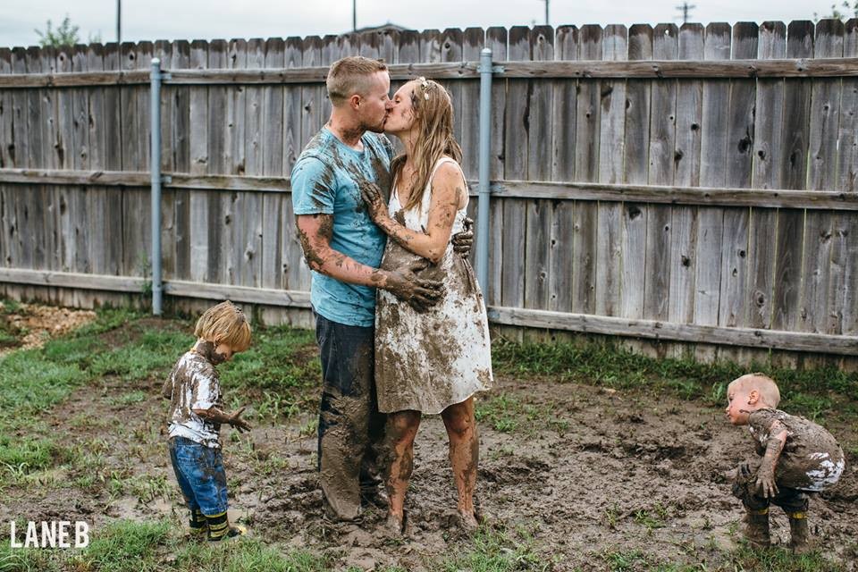 Família em ensaio fotográfico sob chuva (Foto: Reprodução Facebook Love What Matters)