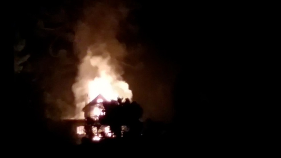 Incêndio em casa mata idosa carbonizada em Campos do Jordão — Foto: Michelini Santana/Arquivo Pessoal