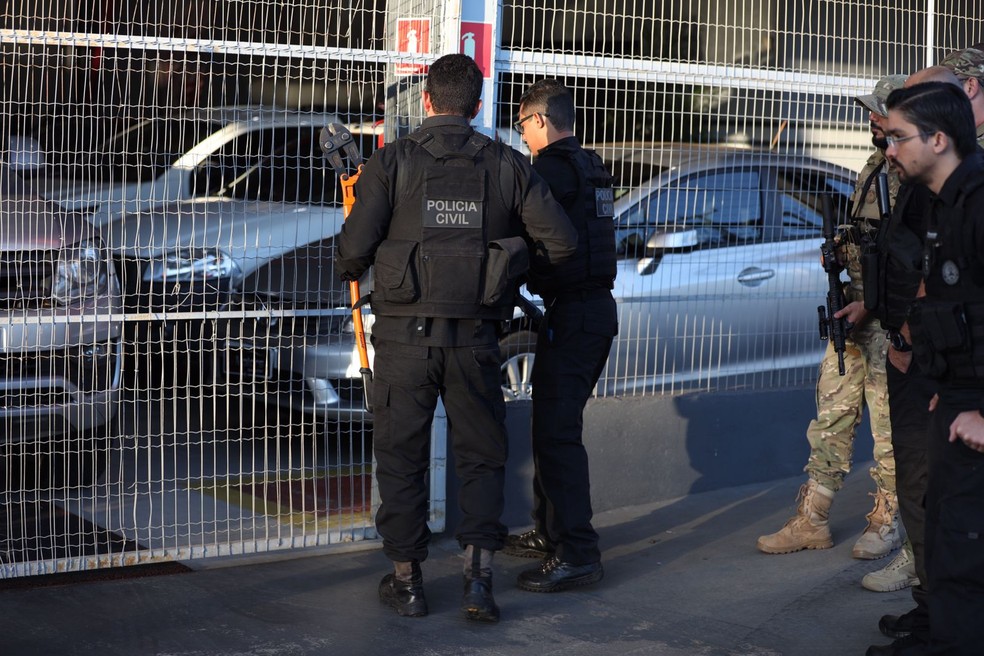 Foram cumpridos 10 ordens de prisões preventivas e 14 buscas de apreensões domiciliares, além do afastamento de sigilo e sequestro de bens. — Foto: Polícia Civil 