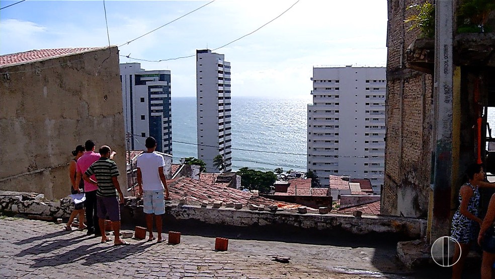 Conserto paliativo feito pelos próprios moradores pode não resistir a outra chuva (Foto: Reprodução/Inter TV Cabugi)