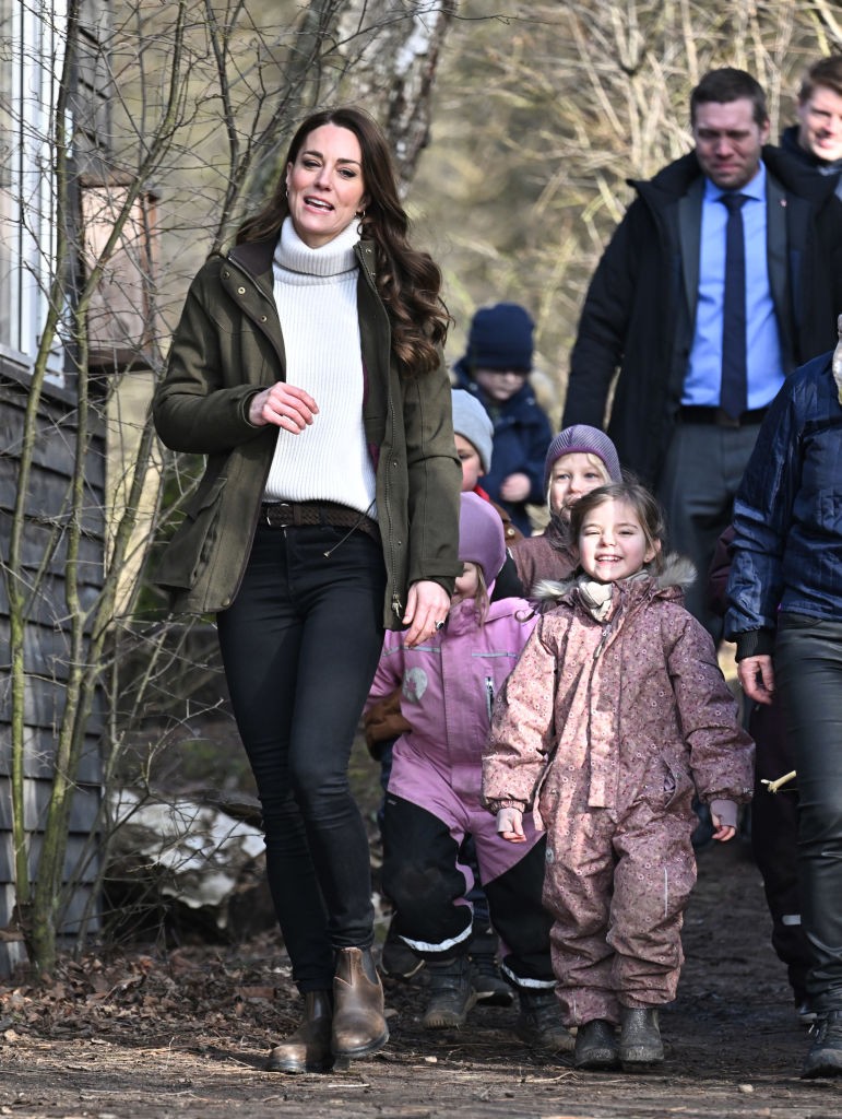 Kate Middleton brinca com crianças na Dinamarca (Foto: Getty Images)