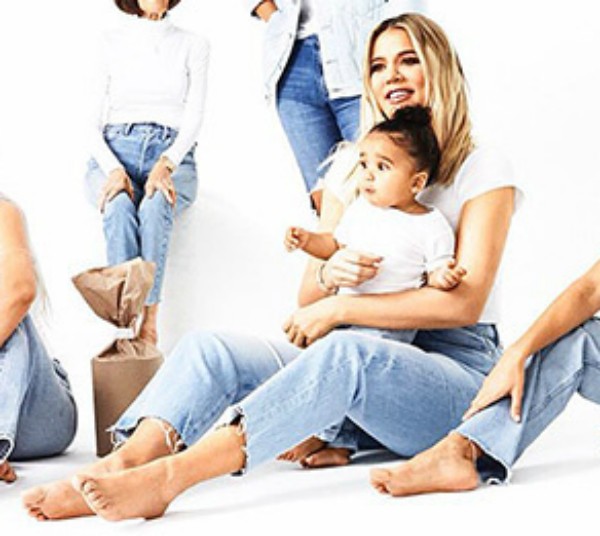 A socialite Khloé Kardashian com a sobrinha escondendo sua barriga (Foto: Divulgação)