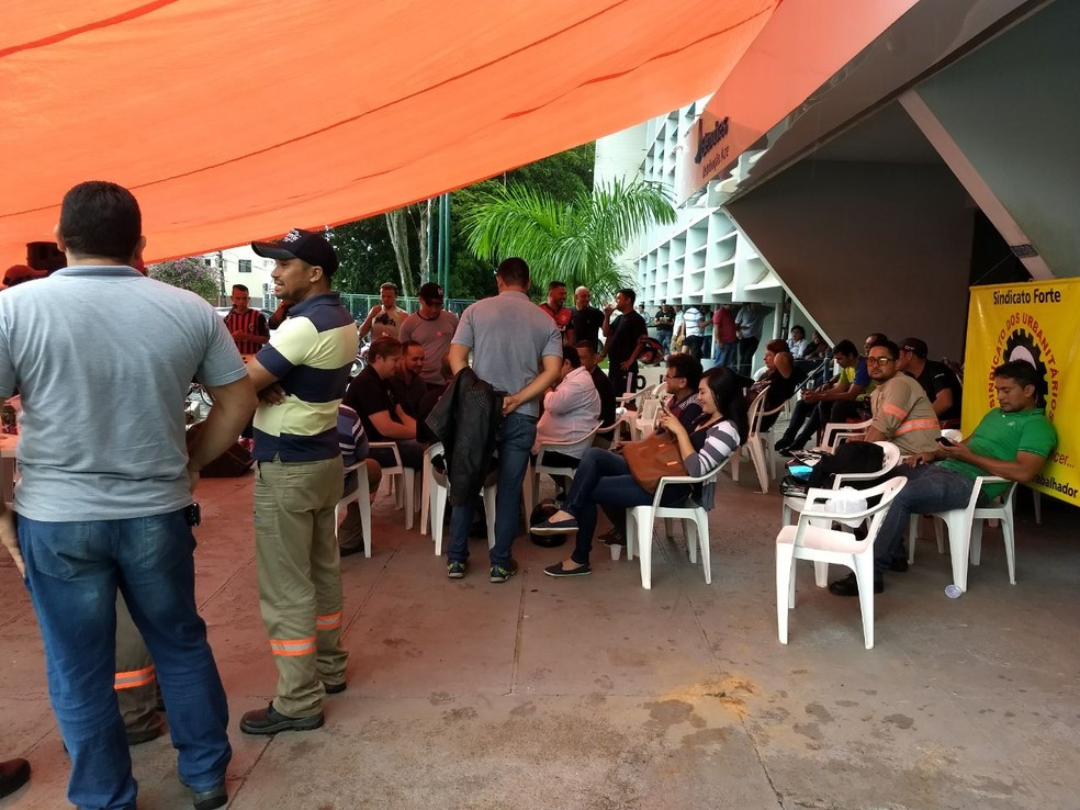 Proesto ocorre em outros estados, segundo o Sindicato dos Urbanitários do Acre (Foto: Aline Nascimento/G1)