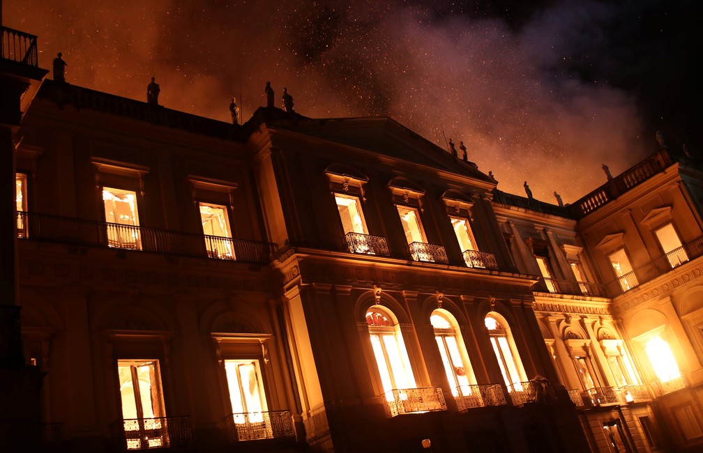 As chamas tomaram conta do palácio na Quinta da Boa Vista, no Rio, onde fica o Museu Nacional, por volta das 19h30 deste domingo, segundo informou a UFRJ (Foto: Reuters/Ricardo Moraes)
