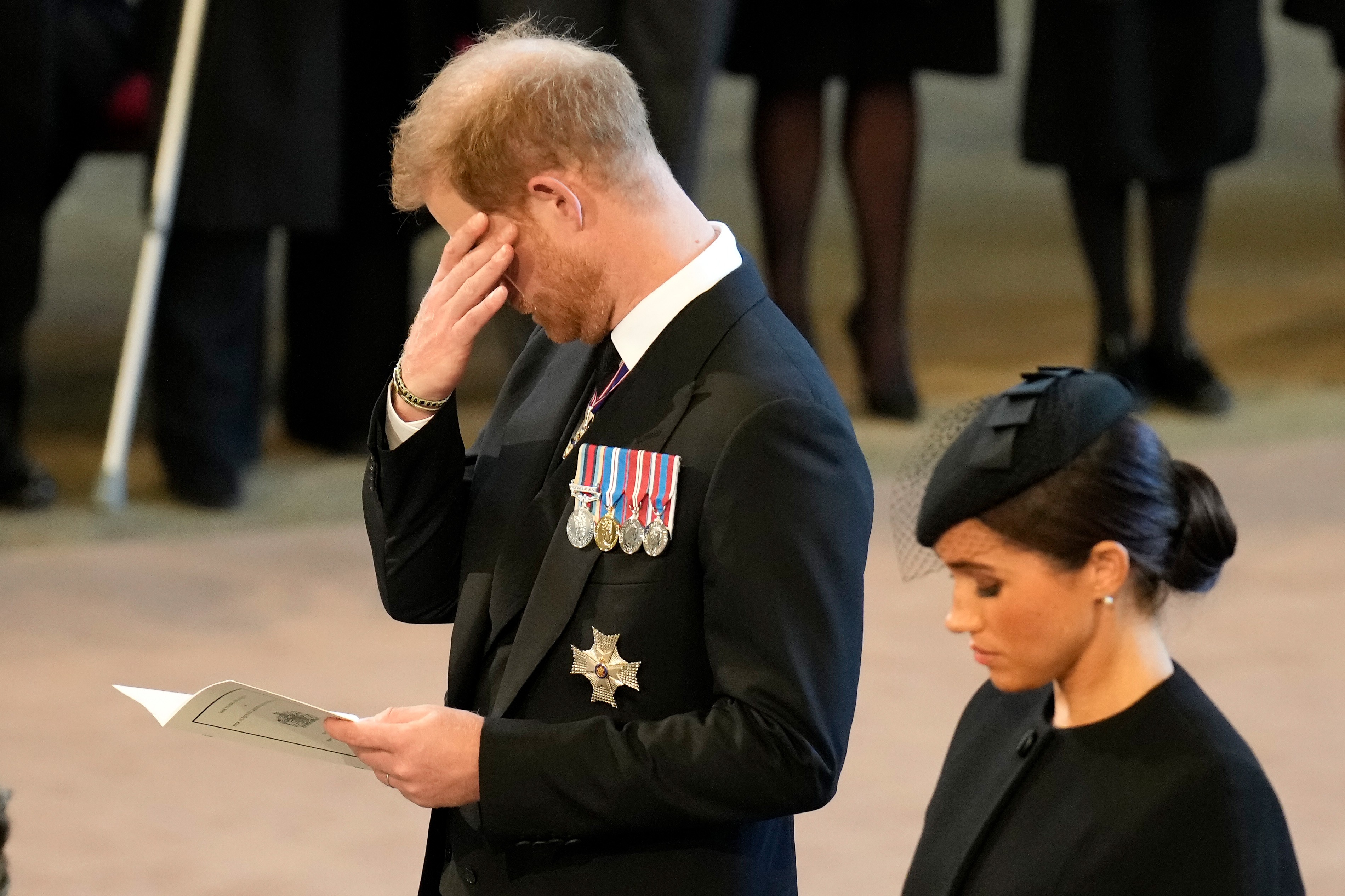 Harry se emociona durante velório de avó Rainha Elizabeth  (Foto: Getty Images)