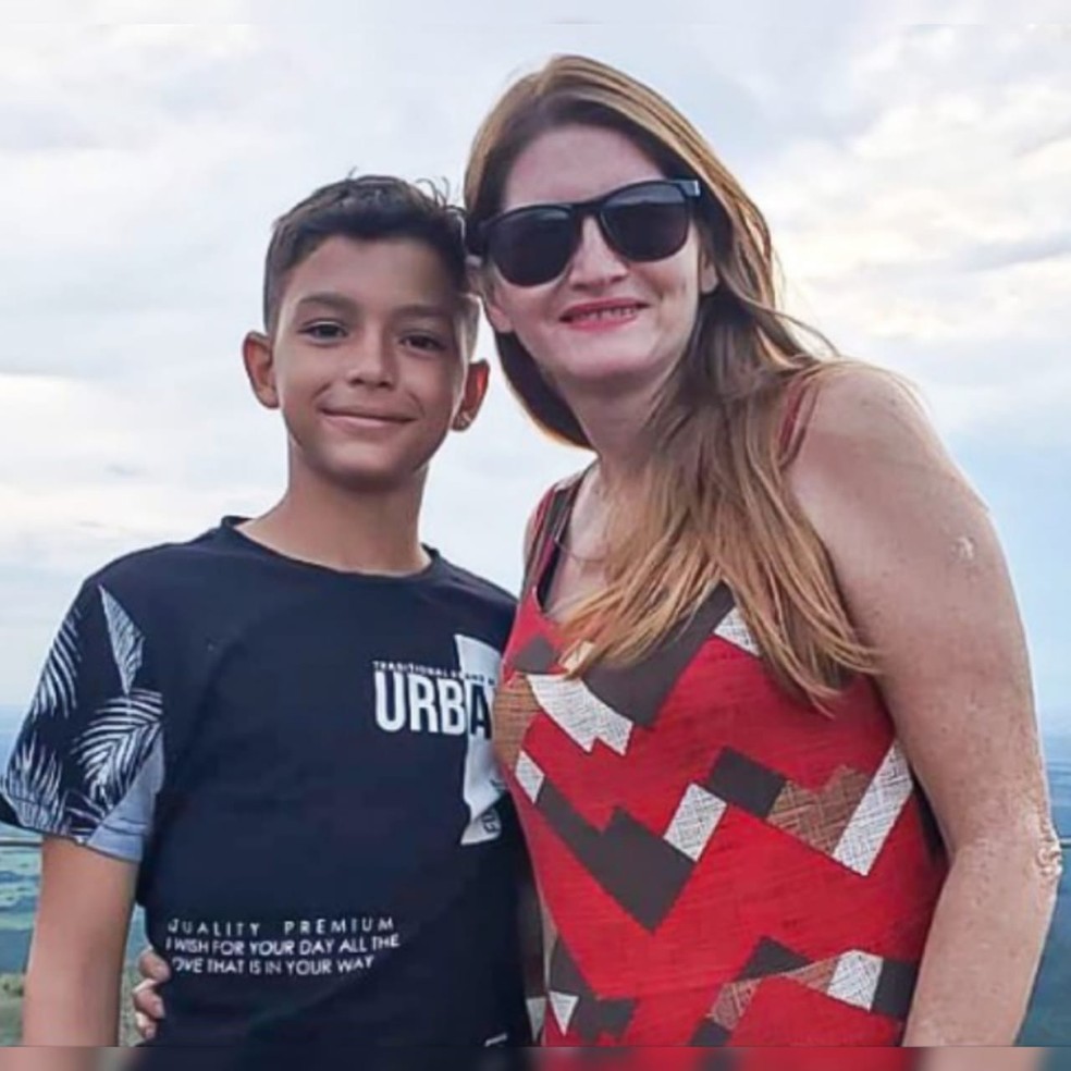 Sidinei Oliveira Cardoso, de 48 anos, e o filho dela, Carlos André, 11 anos, estão entre as vítimas fatais do acidente — Foto: Sintep-MT