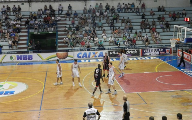 Uberlândia vence e mantém soberania em casa contra o Joinville (Foto: Caroline Aleixo/GLOBOESPORTE.COM)