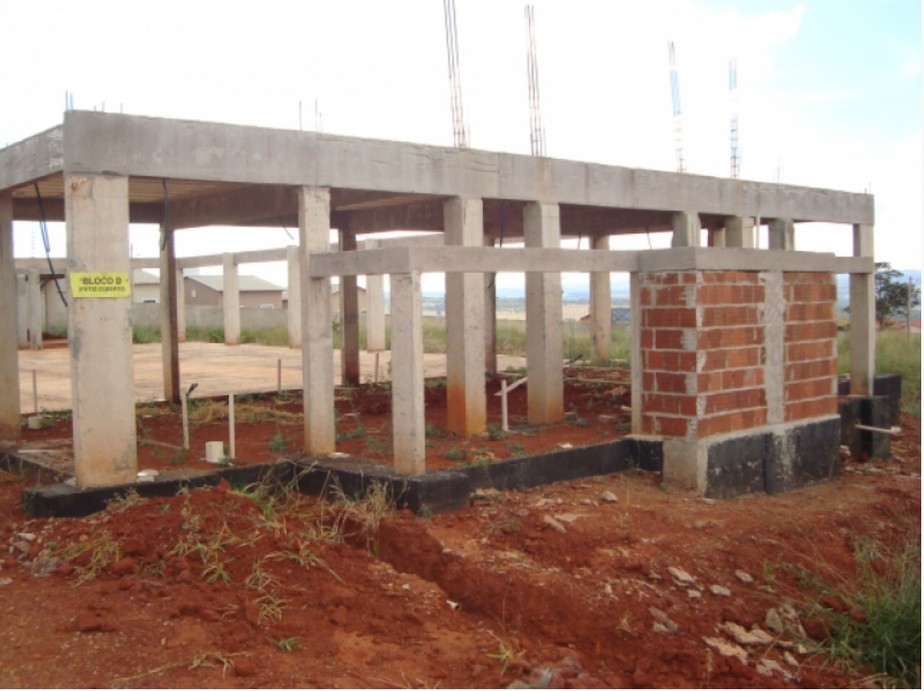 Enquanto moradores de Corumbá de Goiás sonham com colégio novo, obra está parada desde 2016, após rescisão de contrato entre a empresa responsável e o estado