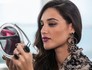 A atriz retoca a maquiagem no intervalo da gravação (Foto: Inácio Moraes / TV Globo)