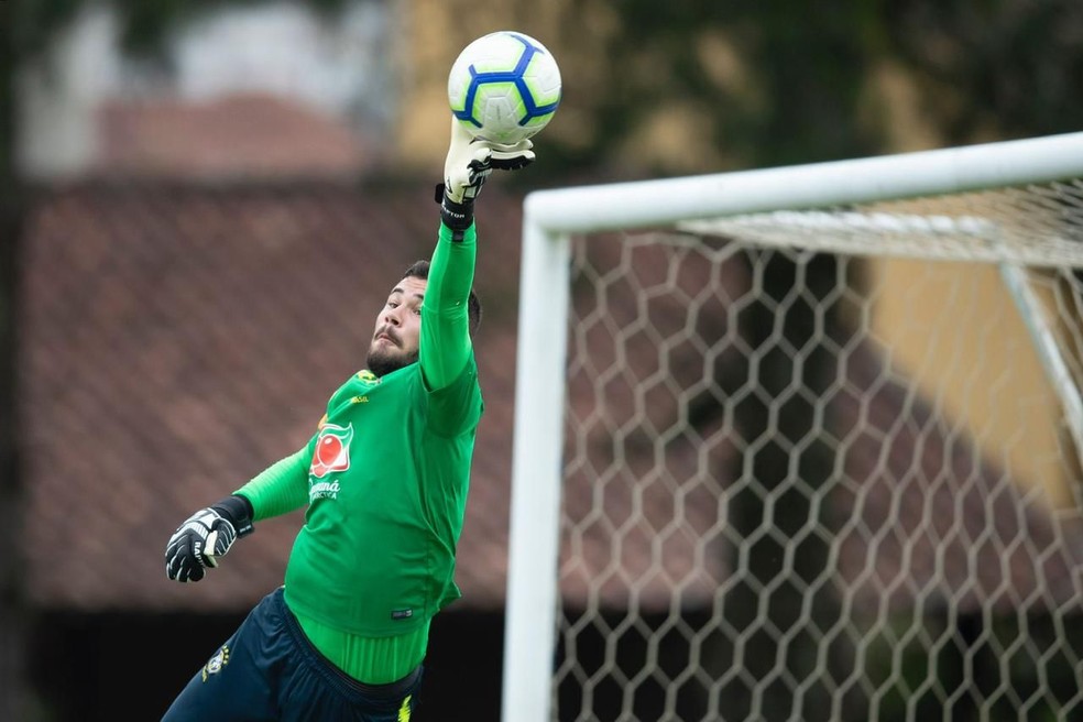 Matheus Cunha voa para fazer defesa em treino da seleção brasileira na base — Foto: Arquivo Pessoal
