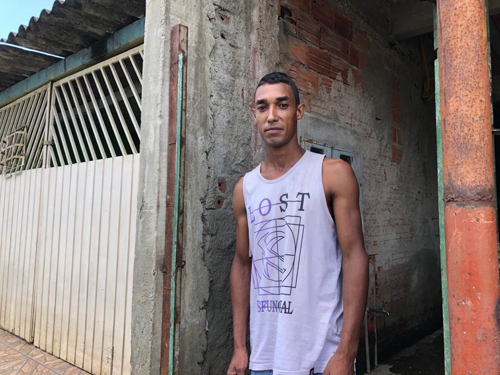 Edson dos Santos, de 27 anos, nasceu e cresceu na Tite de Gomes e lembra de, quando criança, brincar na água alagada — Foto: Paula Paiva Paulo/G1