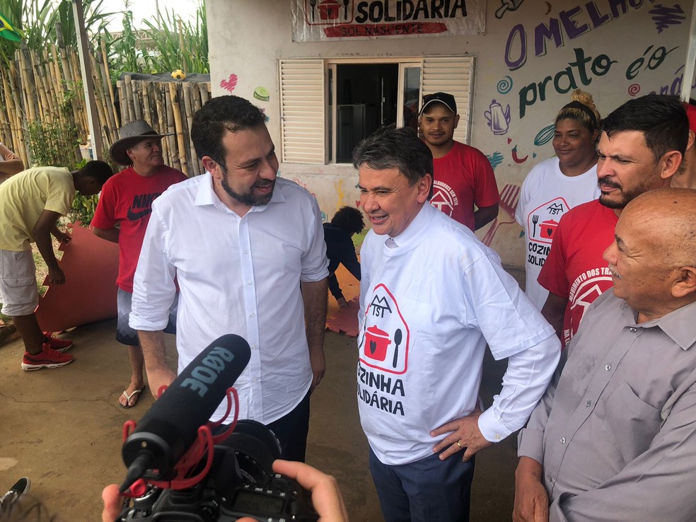 O ministro Wellington Dias (Desenvolvimento Social) ao lado do deputado Guilherme Boulos (PSOL), durante visita ao Sol Nascente (DF). — Foto: Filipe Matoso / g1