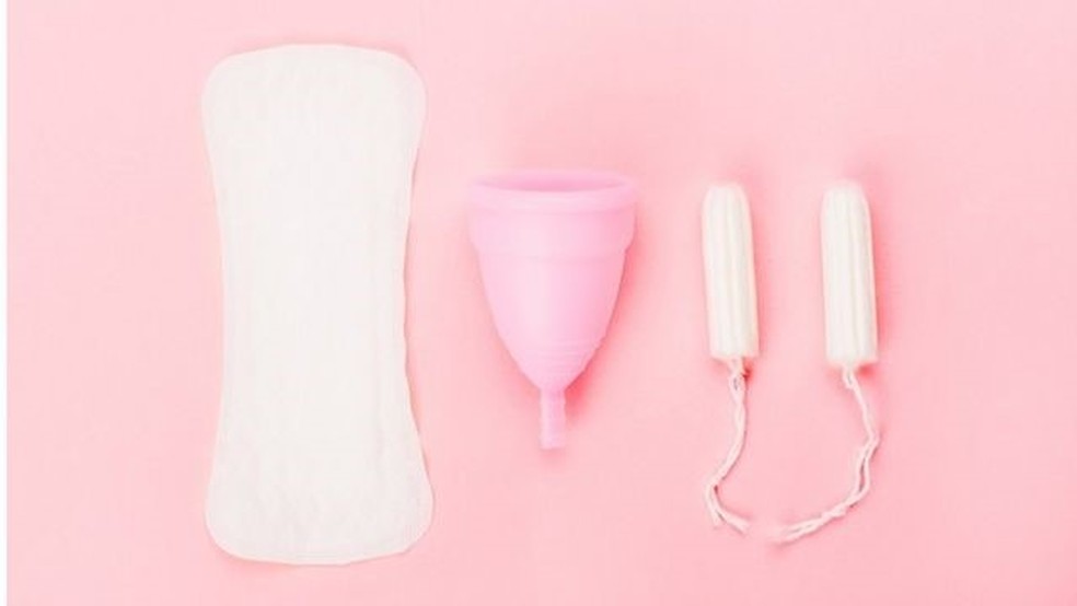 No Brasil, ainda há a cobrança de tributos como o ICMS (de competência estadual) sobre absorventes femininos e tampões íntimos — Foto: Getty Images via BBC