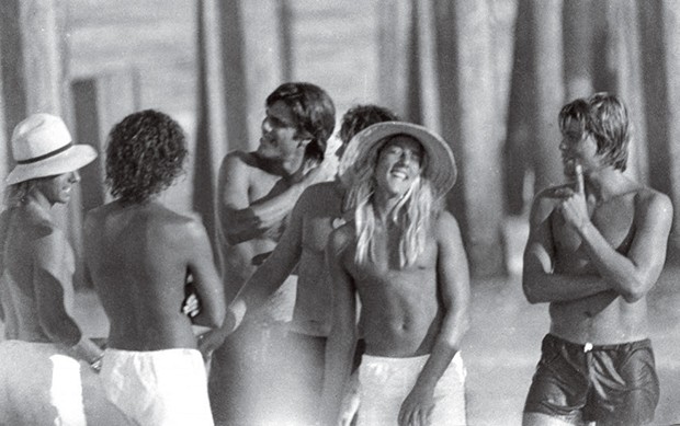 Jovens na praia de Ipanema clicados por Fernando Fedoca Lima, em 1970 (Foto: Antonio Guerreiro, Betina Samaia, Fernando Fedoca Lima/Assouline e Divulgação)