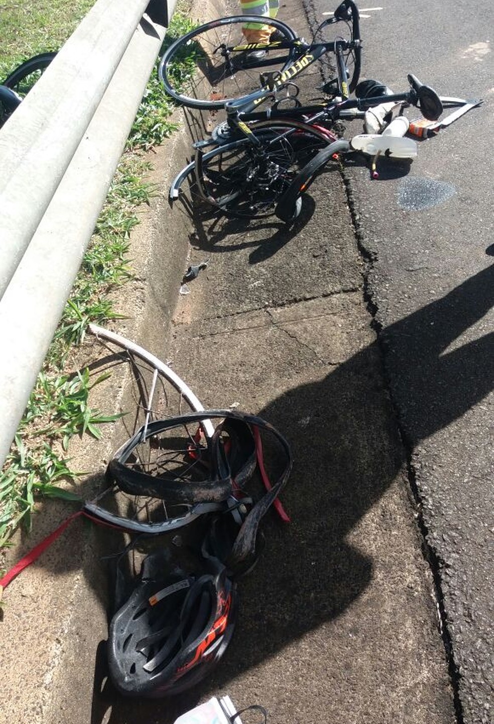 Bicicletas dos dois ciclistas ficaram destruídas após atropelamento fatal em Limeira (Foto: William Barbosa)