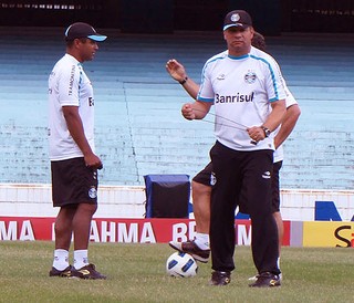 Contra Roth, Roger tenta superar seu 3º mestre em dez jogos pelo Grêmio