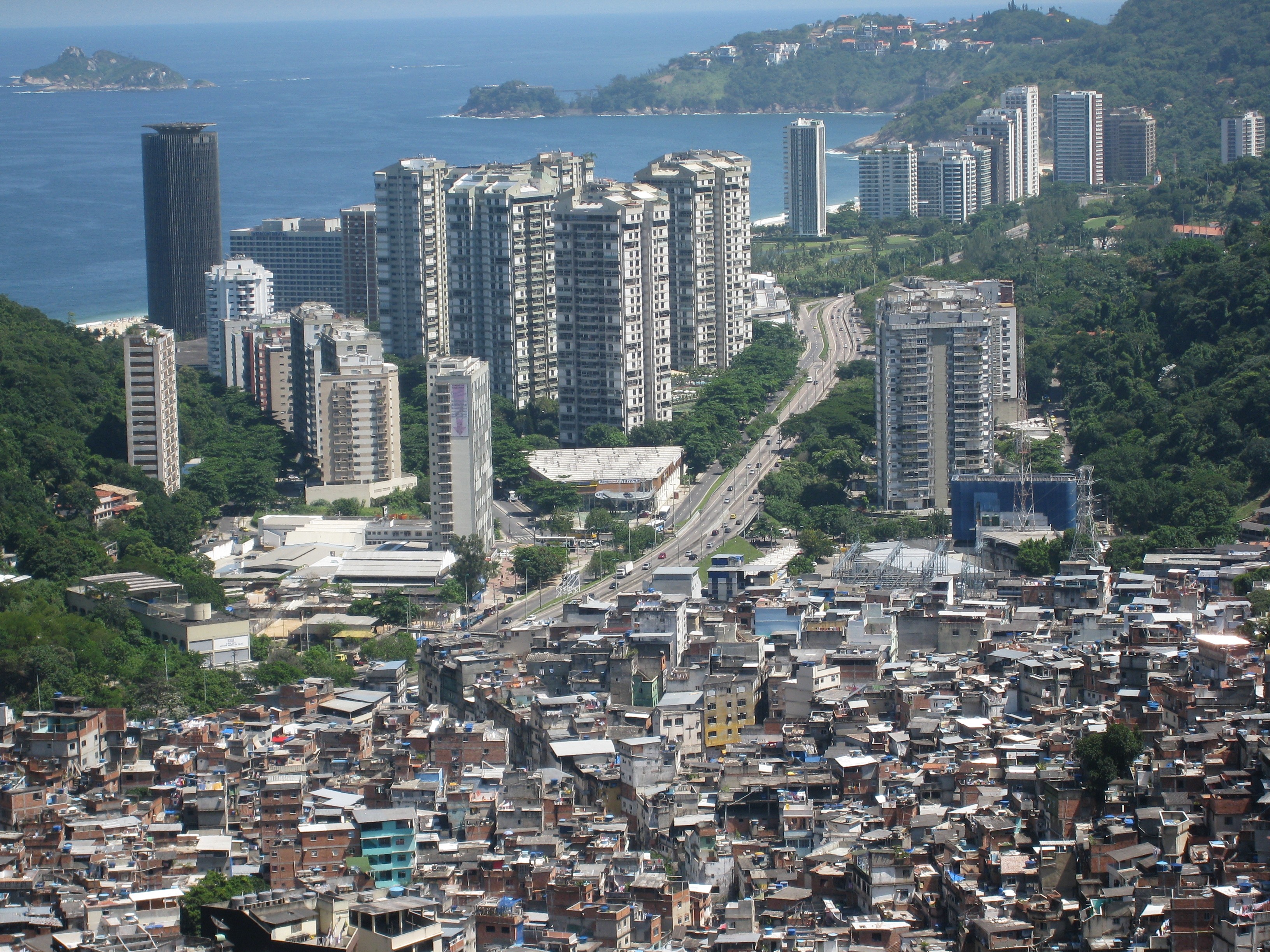 Vista aérea da favela da Rocinha, no Rio de Janeiro (Foto: Wikimedia Commons)