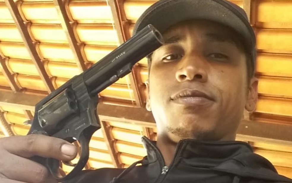 Homem aparece em foto com arma em punho horas antes de ex-namorada ser morta em Inhumas, Goiás — Foto: Reprodução/TV Anhanguera