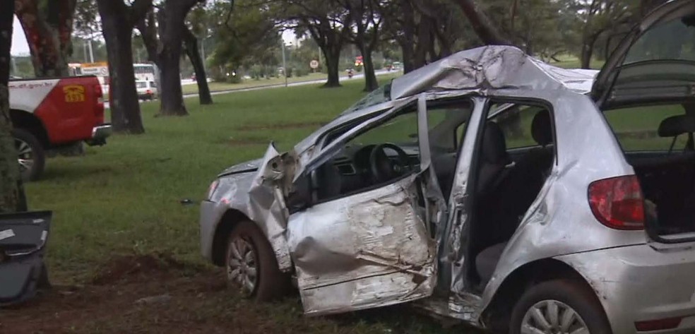 Mulher morre em capotagem no EixÃ£o Sul, em BrasÃ­lia (Foto: TV Globo/ReproduÃ§Ã£o)