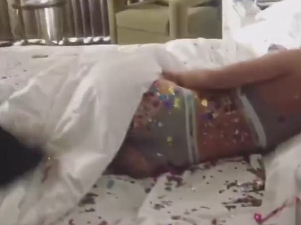 A cantora Katy Perry com o corpo coberto de confete em sua festa de aniversário (Foto: Instagram)